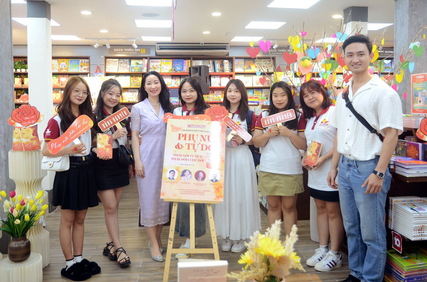 Tác giả Hồng Nguyễn và các nữ sinh trường Đại học Công nghệ Miền Đông (MIT University Vietnam) tại chương trình ra mắt sách tại TP.HCM ngày 3/3/2024. Tác giả Hồng Nguyễn và các nữ sinh trường Đại học Công nghệ Miền Đông (MIT University Vietnam) tại chương trình ra mắt sách tại TP.HCM ngày 3/3/2024.