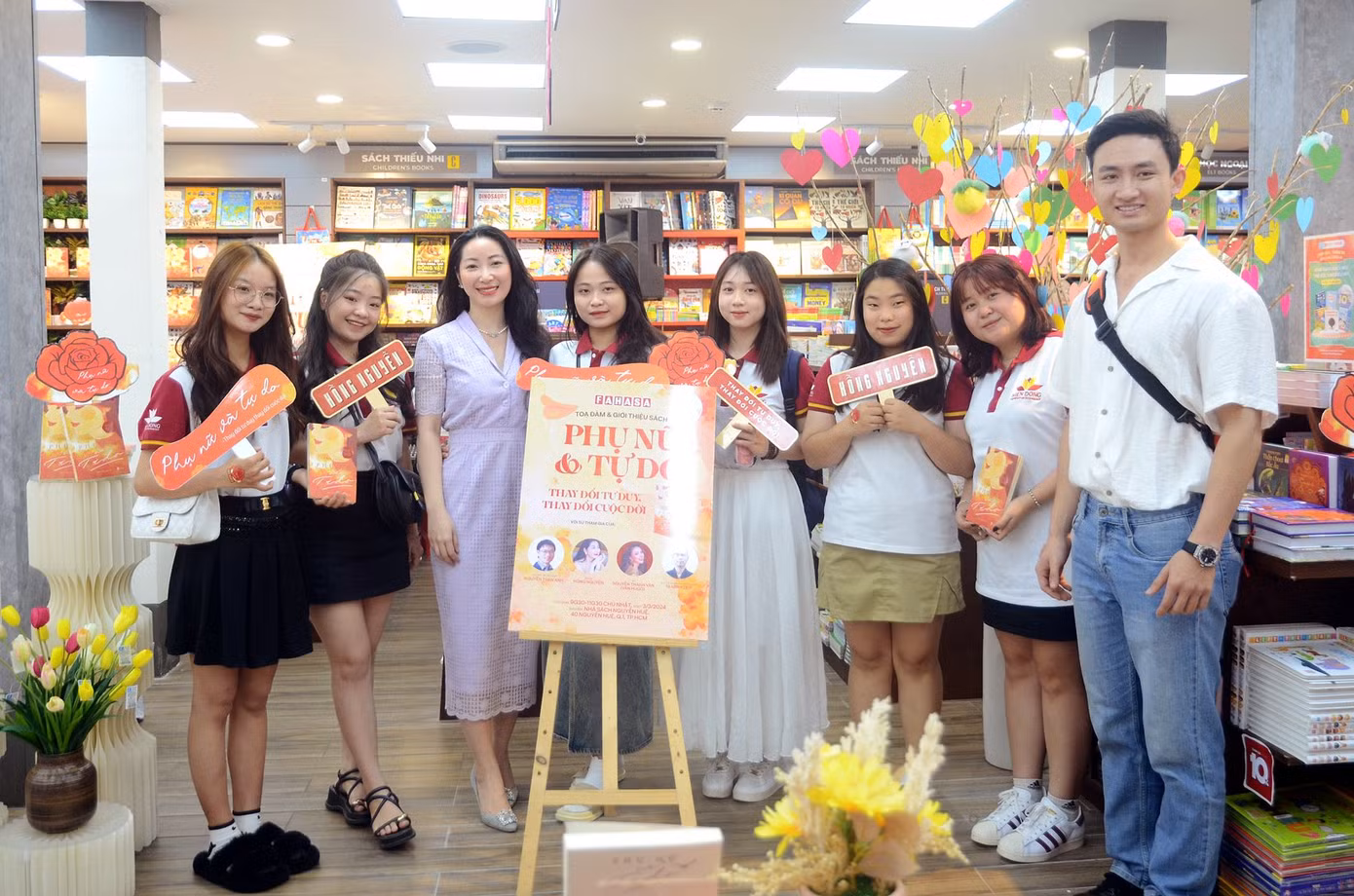Tác giả Hồng Nguyễn và các nữ sinh trường Đại học Công nghệ Miền Đông (MIT University Vietnam) tại chương trình ra mắt sách tại TP.HCM ngày 3/3/2024.