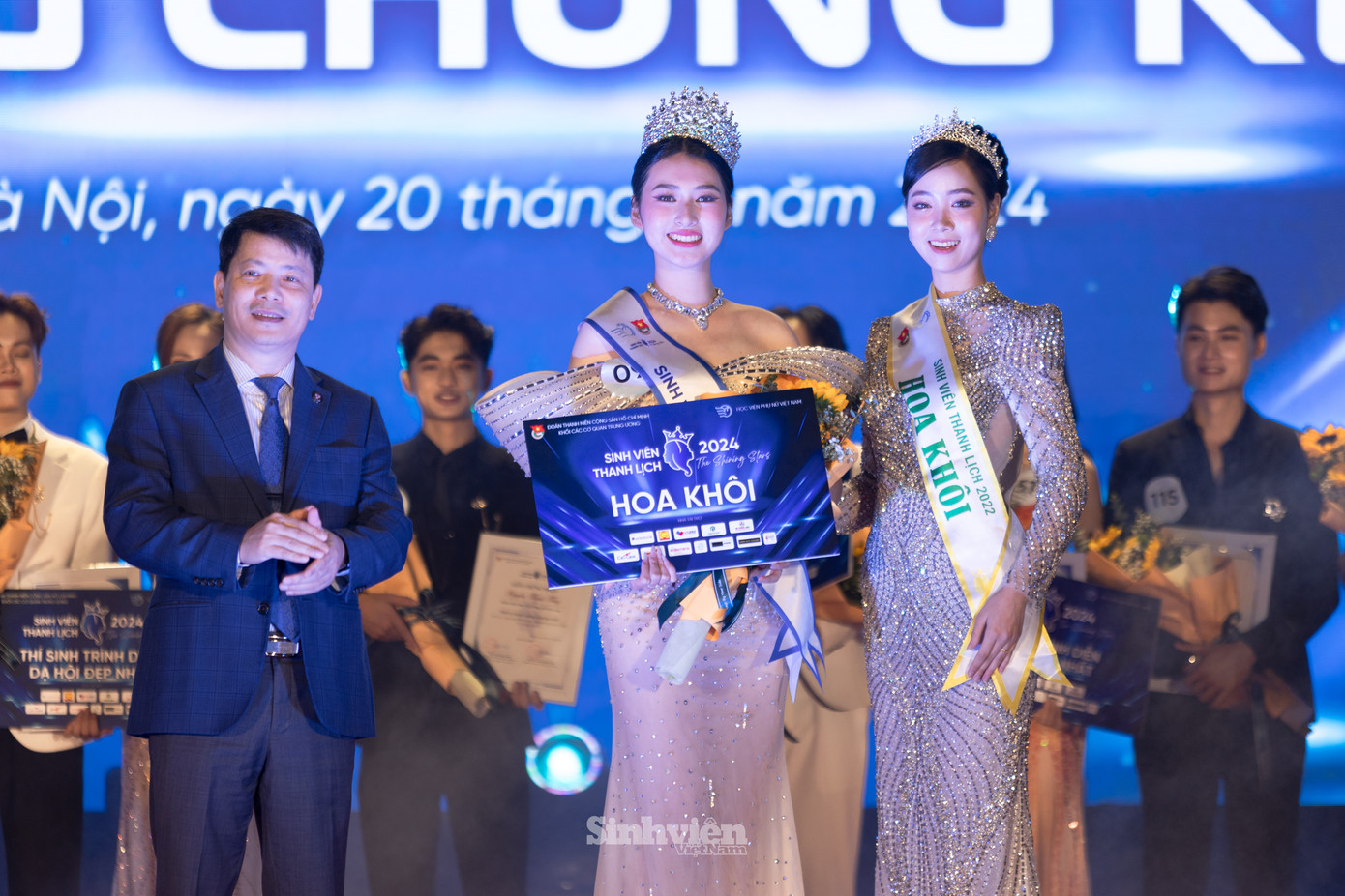 PGS. TS Trần Quang Tiến - Giám đốc Học viện Phụ nữ Việt Nam và Hoa khôi Sinh viên Thanh lịch 2022 Lưu An Phương trao giải cho tân Hoa khôi Ngô Thị Trâm Anh.