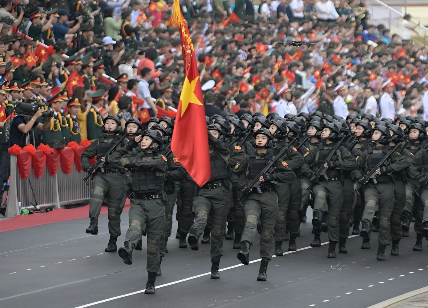 Khối Nữ Cảnh sát đặc nhiệm tại lễ diễu binh. (Ảnh: Tiền Phong) Khối Nữ Cảnh sát đặc nhiệm tại lễ diễu binh. (Ảnh: Tiền Phong)