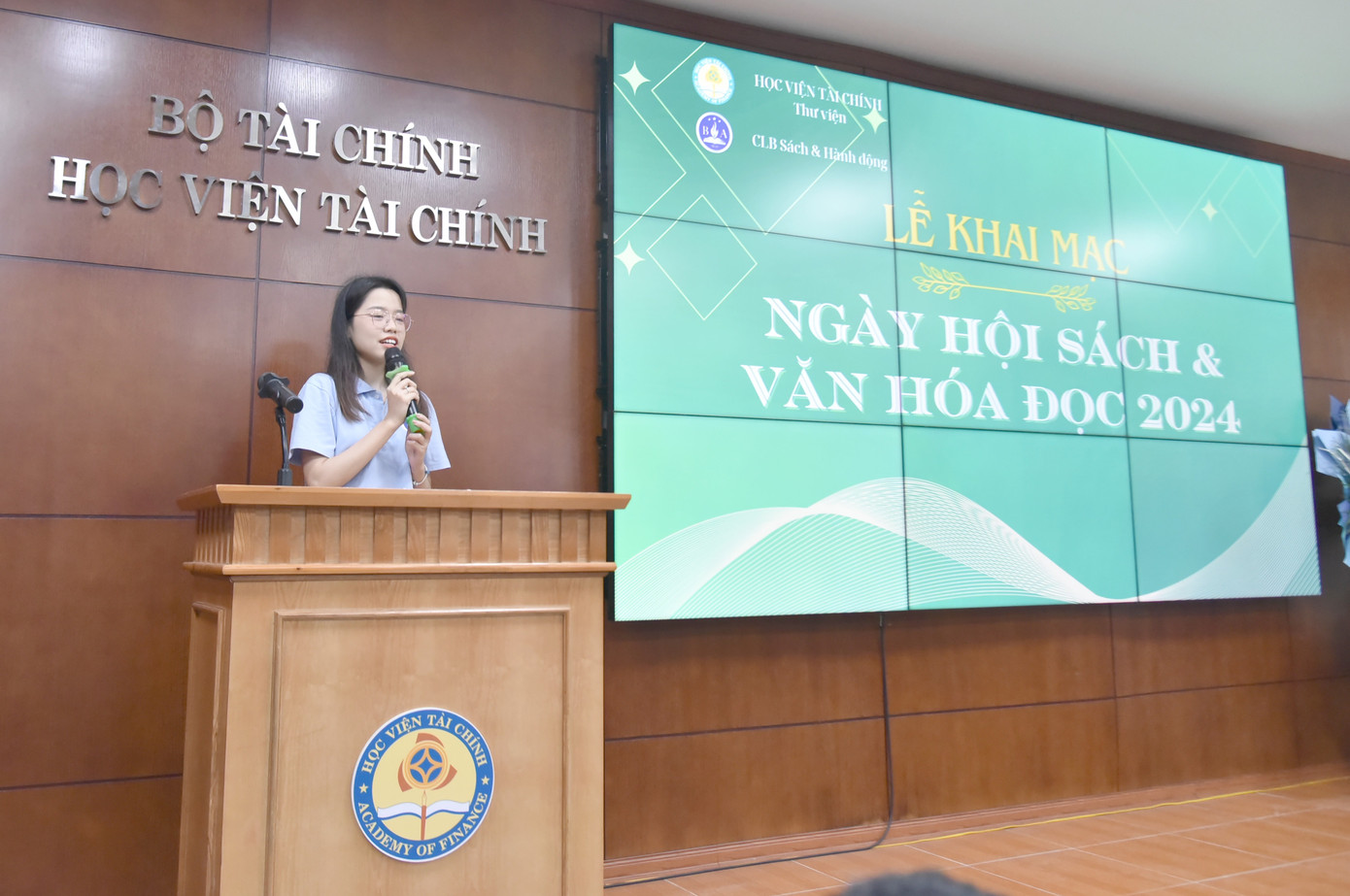 Bạn Ngô Thị Phương Thảo chủ nhiệm CLB Sách và HĐ chia sẻ cảm nhận.