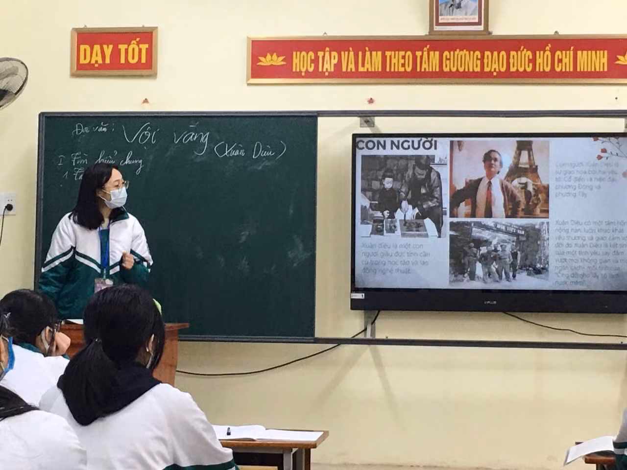 Thu Trang trong một tiết học tại trường cấp ba.