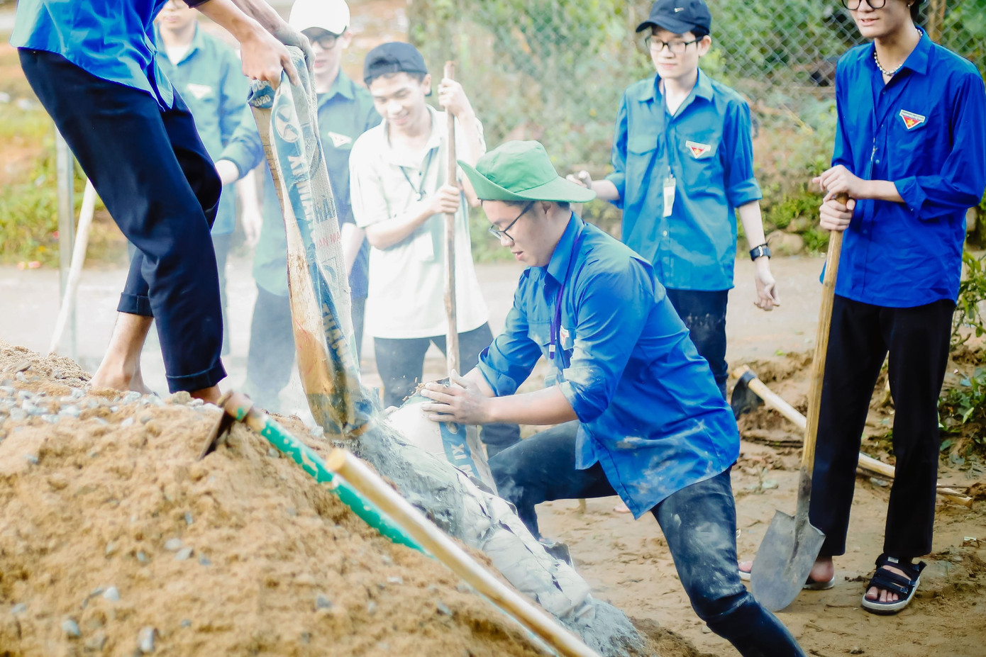 Nhật Hưng hoạt động tình nguyện đổ bê tông sân trường tại địa bàn vùng núi khó khăn xã Trà Leng huyện Nam Trà My tỉnh Quảng Nam.