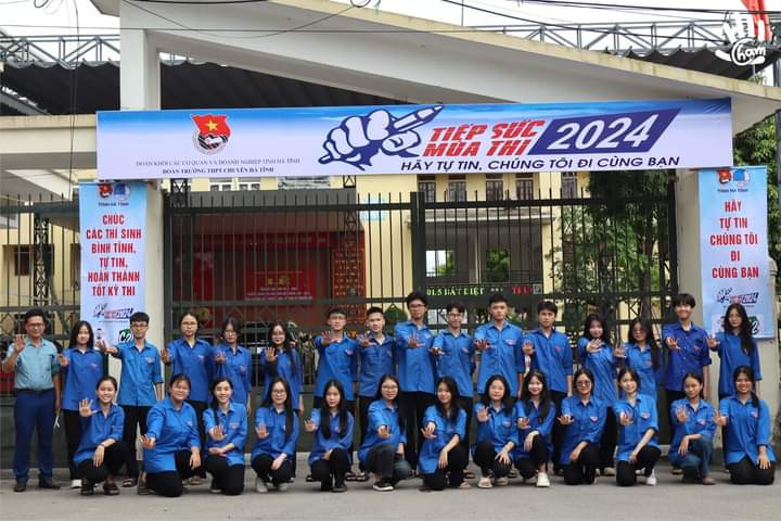 Các tình nguyện viên &quot;Tiếp sức mùa thi&quot; tại trường THPT chuyên Hà Tĩnh.