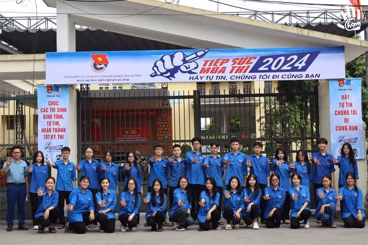 Các tình nguyện viên "Tiếp sức mùa thi" tại trường THPT chuyên Hà Tĩnh.