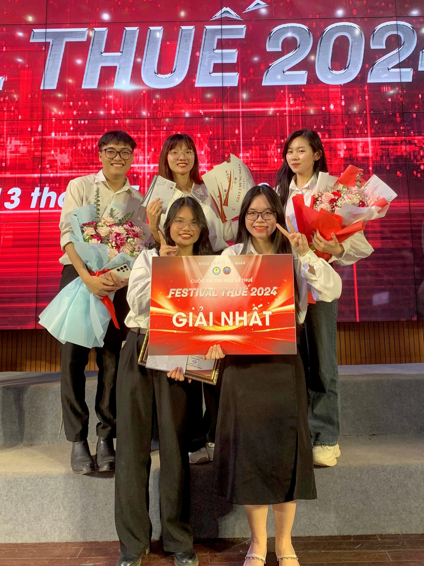 Tuấn Dũng cùng với thành viên team Taxes - Quán quân cuộc thi “Tìm hiểu về Thuế - Festival Thuế 2024”.