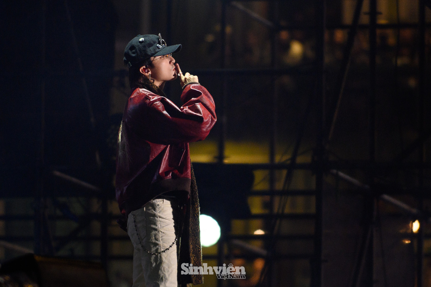 Vẫn như thường lệ, show có Sơn Tùng luôn có sức hút mãnh liệt. Hàng ngàn người lấp kín khu vực quảng trường Đông Kinh Nghĩa Thục, Hàm Cá Mập...