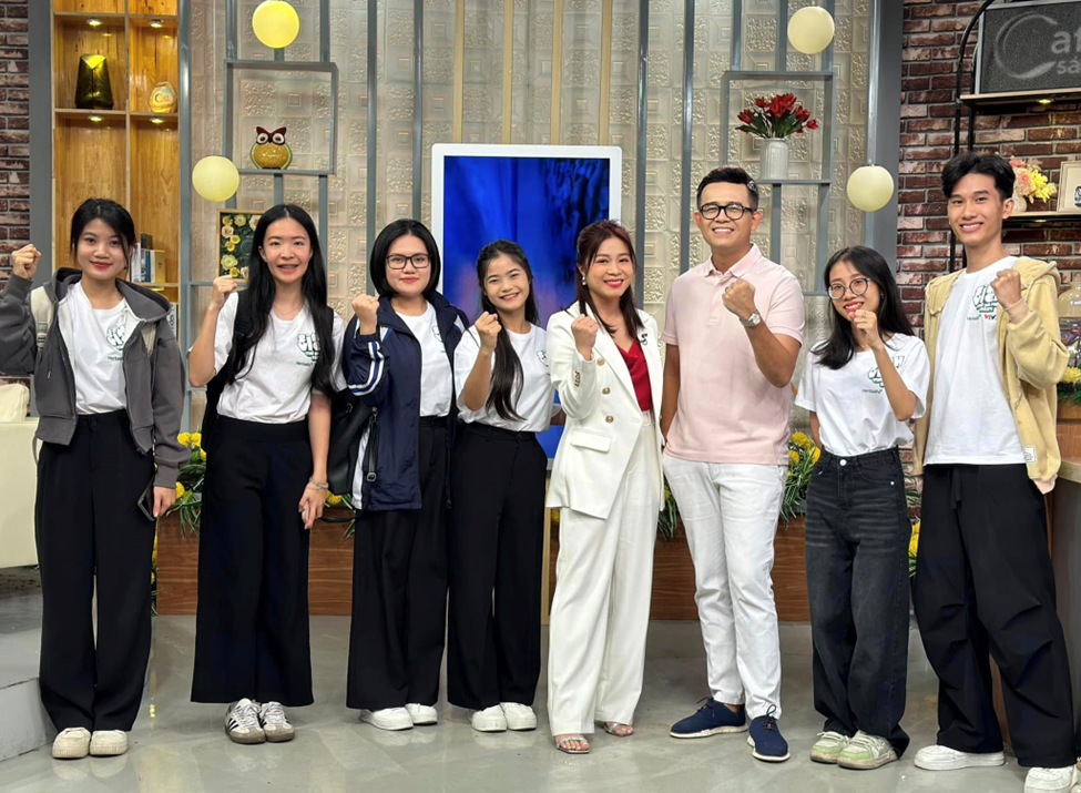 Lan Anh (đứng thứ 3 từ trái sang) cùng các thành viên của CLB Sign by Sign trên Café Sáng VTV3.