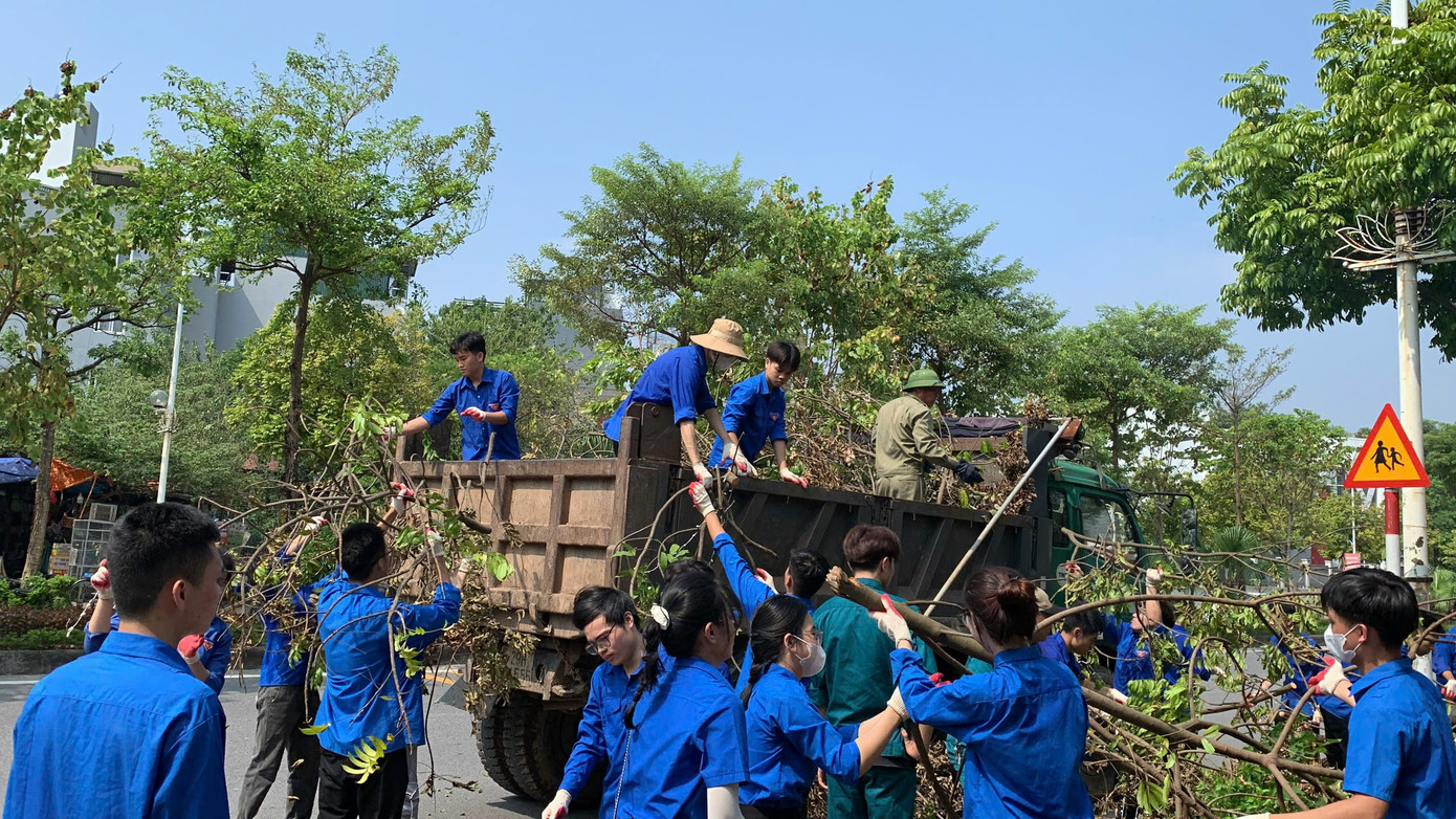 Thu Hà tham gia tình nguyện dọn dẹp sau bão Yagi cùng Thành đoàn Quận Ba Đình.