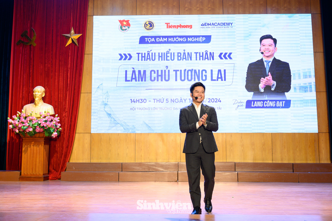 Diễn giả Lang Công Đạt: “Ngày hôm nay, anh có mặt tại đây, đem câu chuyện thực tế của bản thân để truyền cảm hứng cho thế hệ trẻ sinh viên về việc xây dựng, thực hiện ước mơ của mình. Và có thể 8 năm, 10 năm nữa, tại đây, sẽ có một bạn trẻ đứng tại vị trí của anh để chia sẻ về hành trình hiện thực hoá giấc mơ của mình.”