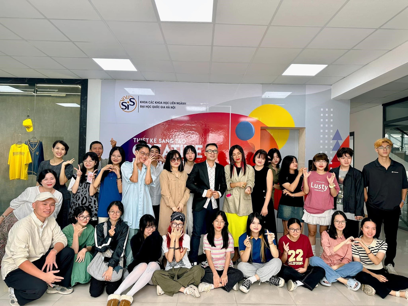 PGS.TS Nguyễn Việt Khôi và tập thể lớp Thời trang & sáng tạo, ngành Thiết kế sáng tạo.