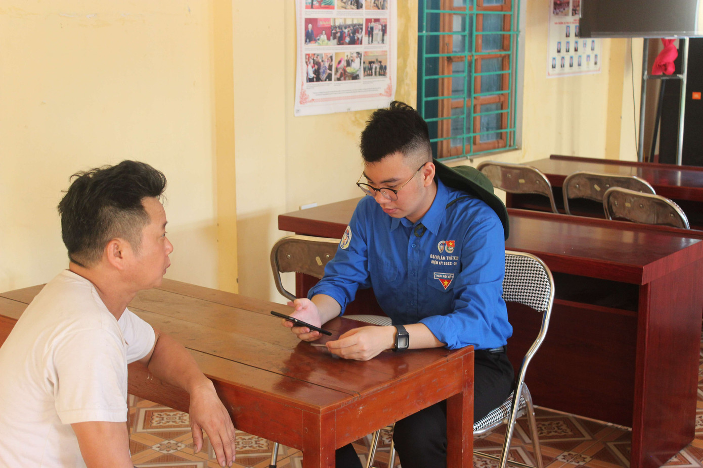 Quốc Huy tham gia hỗ trợ người dân cài đặt định danh điện tử VNeID.