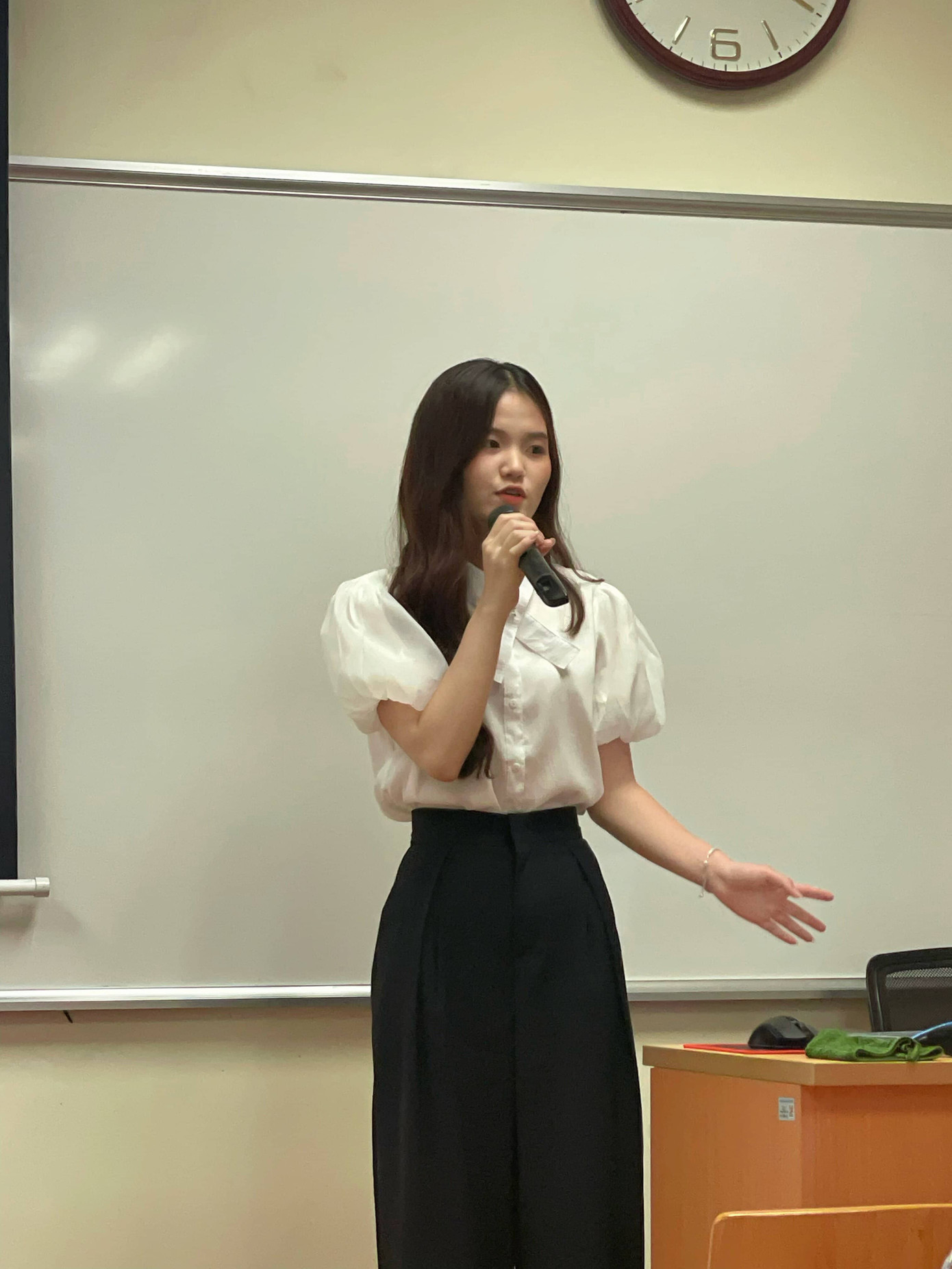 Phi Yến thuyết trình bảo vệ Khoá luận tốt nghiệp. Phi Yến thuyết trình bảo vệ Khoá luận tốt nghiệp.