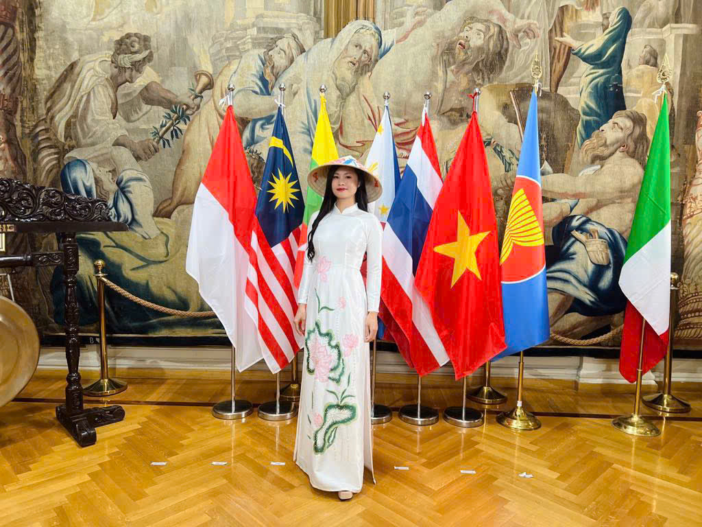 Chị Vũ Thị Bích Diệp - Chủ tịch Hội Sinh viên Việt Nam tại Ý (nhiệm kỳ 2023-2025). Chị Vũ Thị Bích Diệp - Chủ tịch Hội Sinh viên Việt Nam tại Ý (nhiệm kỳ 2023-2025).