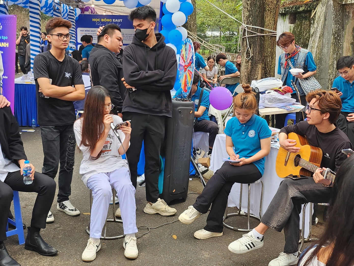 Các gian hàng đều có những hoạt động thú vị để thu hút sự quan tâm tới từ thí sinh. (Ảnh: Hiếu Nguyễn)