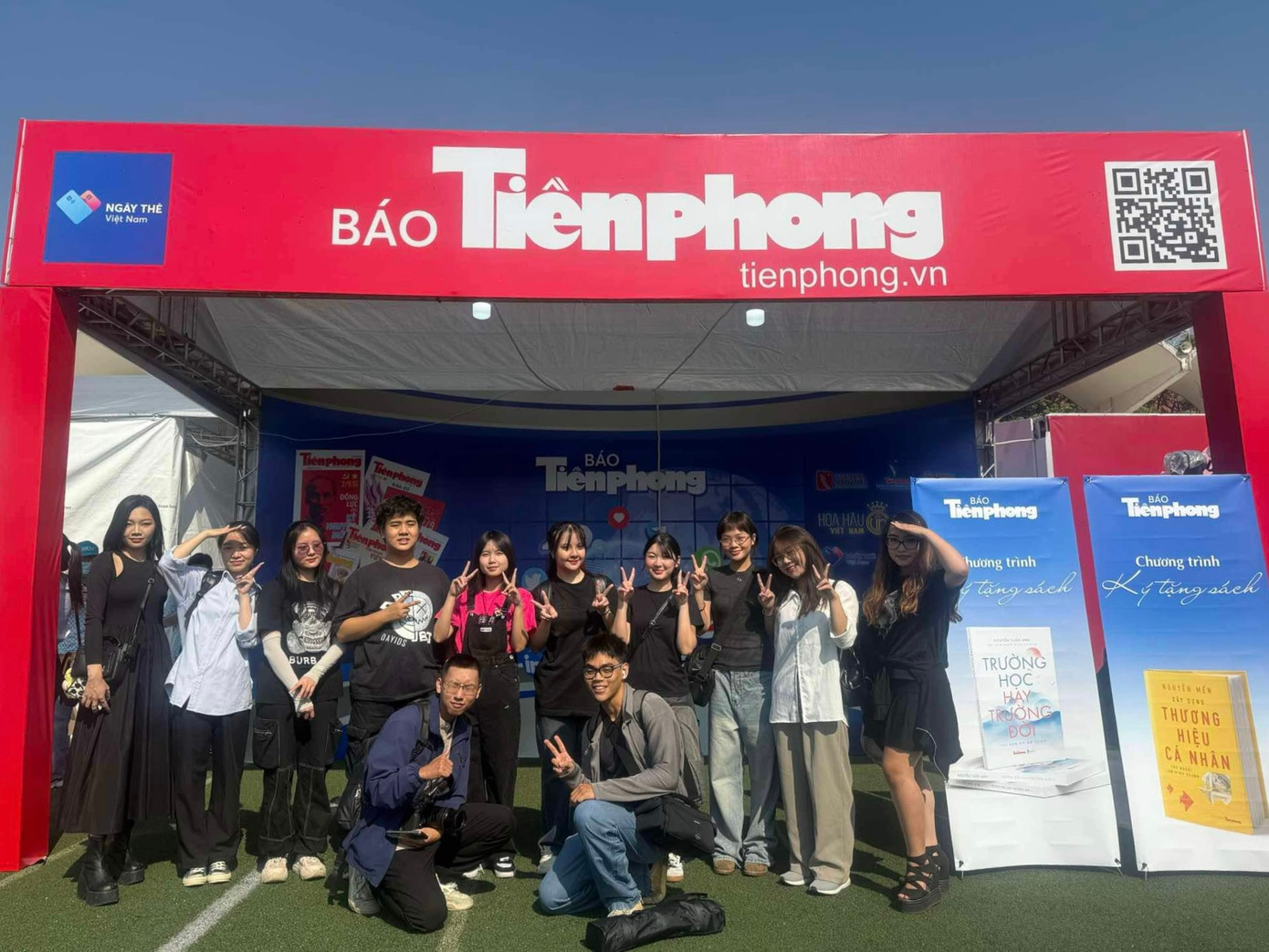 Cả nhóm được góp mặt trong ban tổ chức của sự kiện đầu tiên.