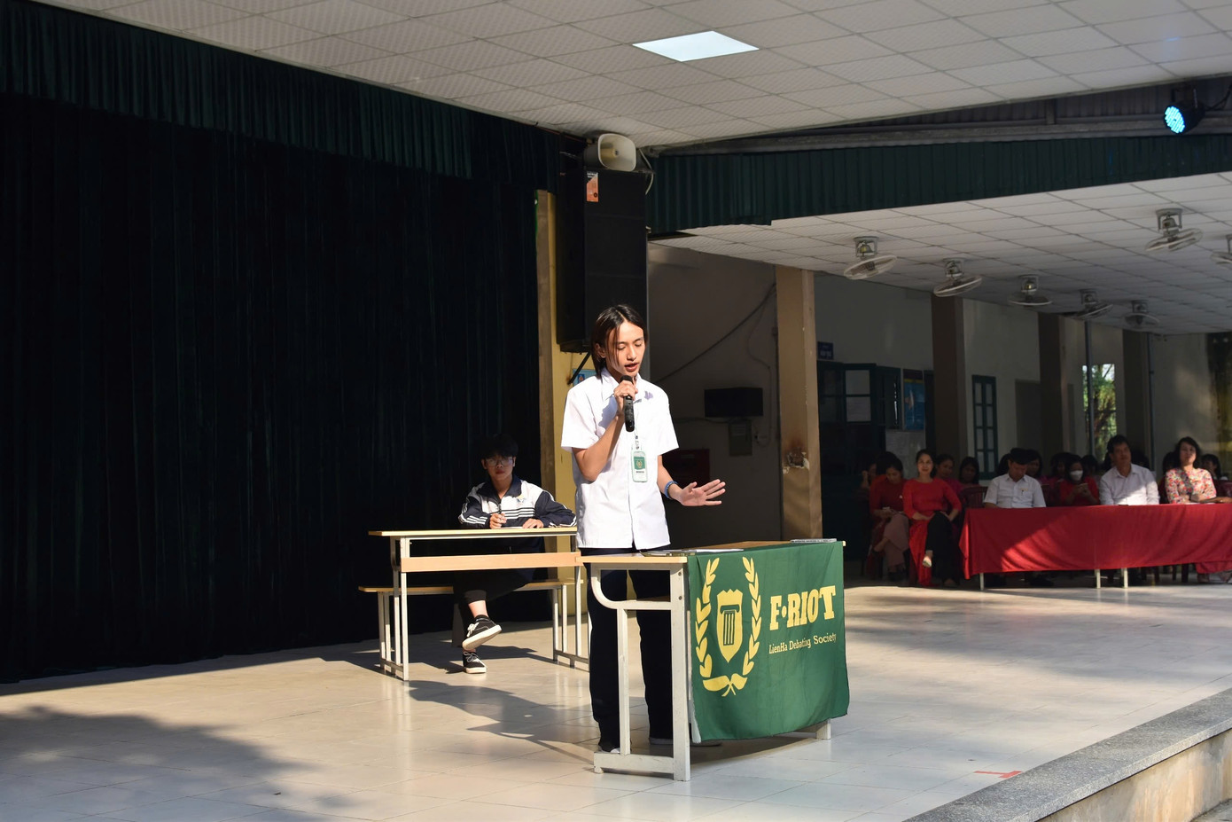 Phương Nhã trên sân khấu tranh biện. Phương Nhã trên sân khấu tranh biện.