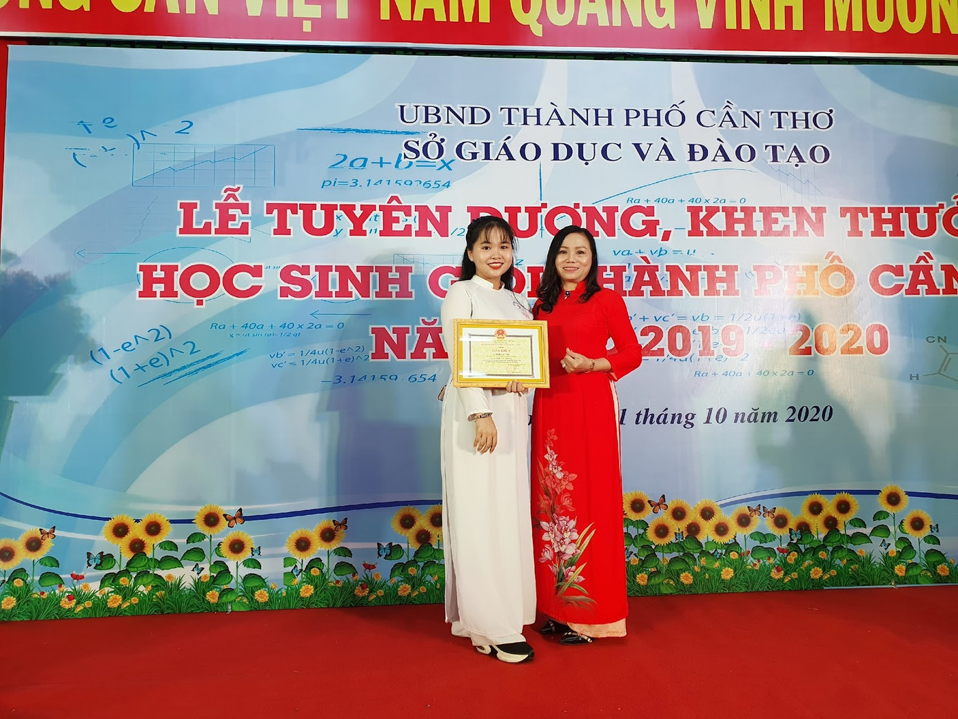 Hải Trân nhận bằng tuyên dương của Sở GD&amp;ĐT thành phố Cần Thơ sau khi xuất sắc đạt thành tích giải nhì học sinh giỏi môn Sinh học.