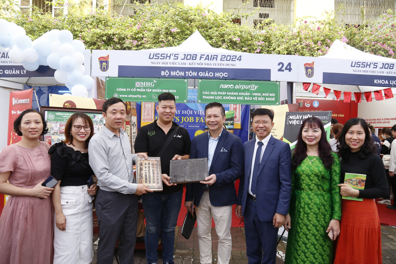 Shark Hưng cùng GS.TS Hoàng Anh Tuấn - Hiệu trưởng, PGS.TS Đặng Thị Thu Hương - Phó Hiệu trưởng USSH tham quan các gian tuyển dụng tại Ngày hội việc làm 2024. Shark Hưng cùng GS.TS Hoàng Anh Tuấn - Hiệu trưởng, PGS.TS Đặng Thị Thu Hương - Phó Hiệu trưởng USSH tham quan các gian tuyển dụng tại Ngày hội việc làm 2024.