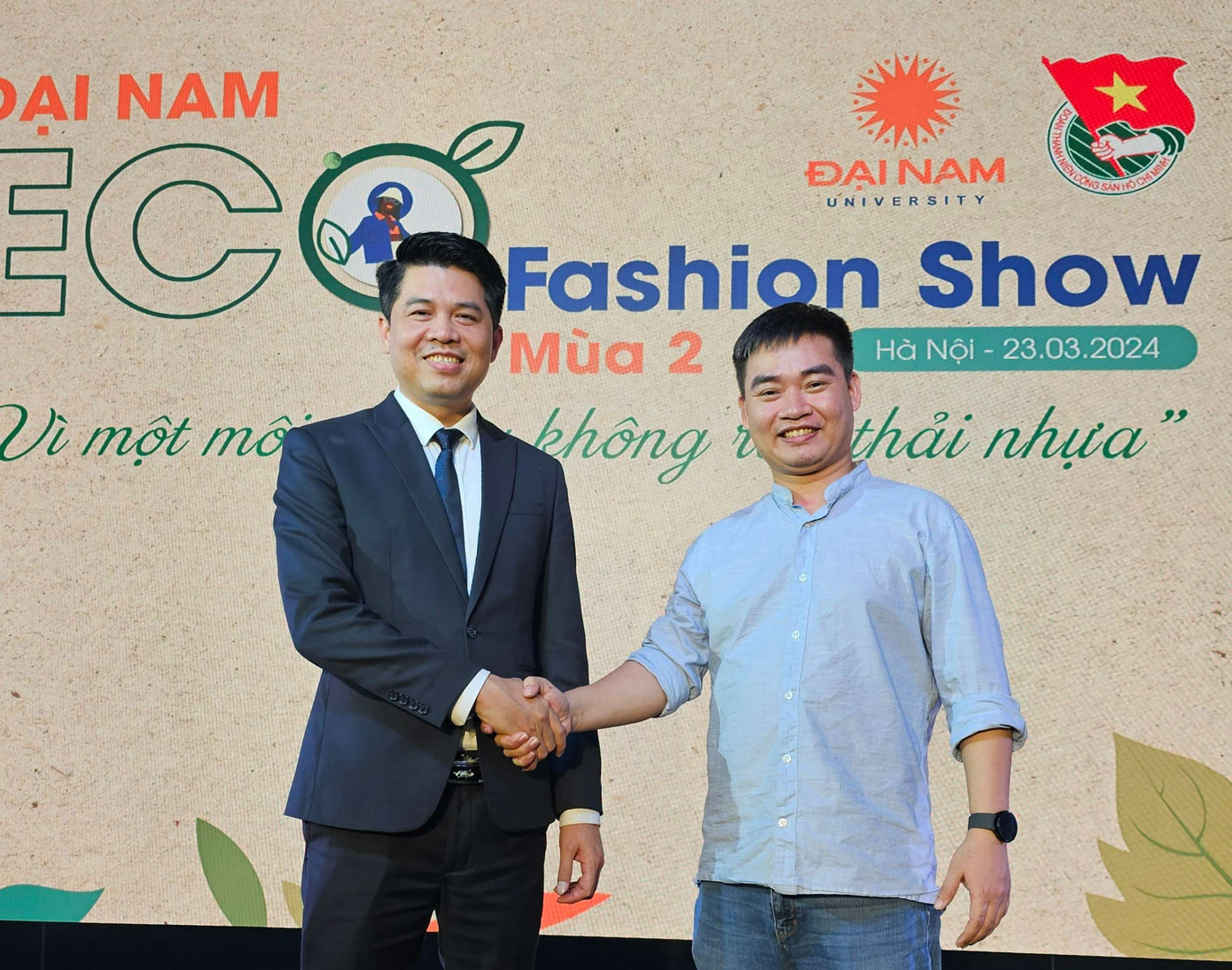 TS. Ngô Quang Duy chúc mừng thành công của thầy Luân trong một sự kiện. TS. Ngô Quang Duy chúc mừng thành công của thầy Luân trong một sự kiện.