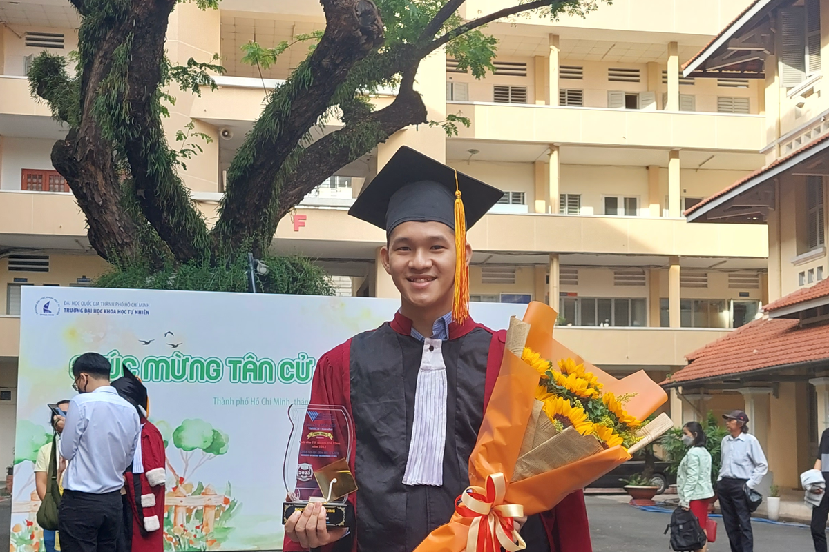 Khang trong ngày tốt nghiệp HCMUS cùng kỷ niệm chương thủ khoa. Khang trong ngày tốt nghiệp HCMUS cùng kỷ niệm chương thủ khoa.