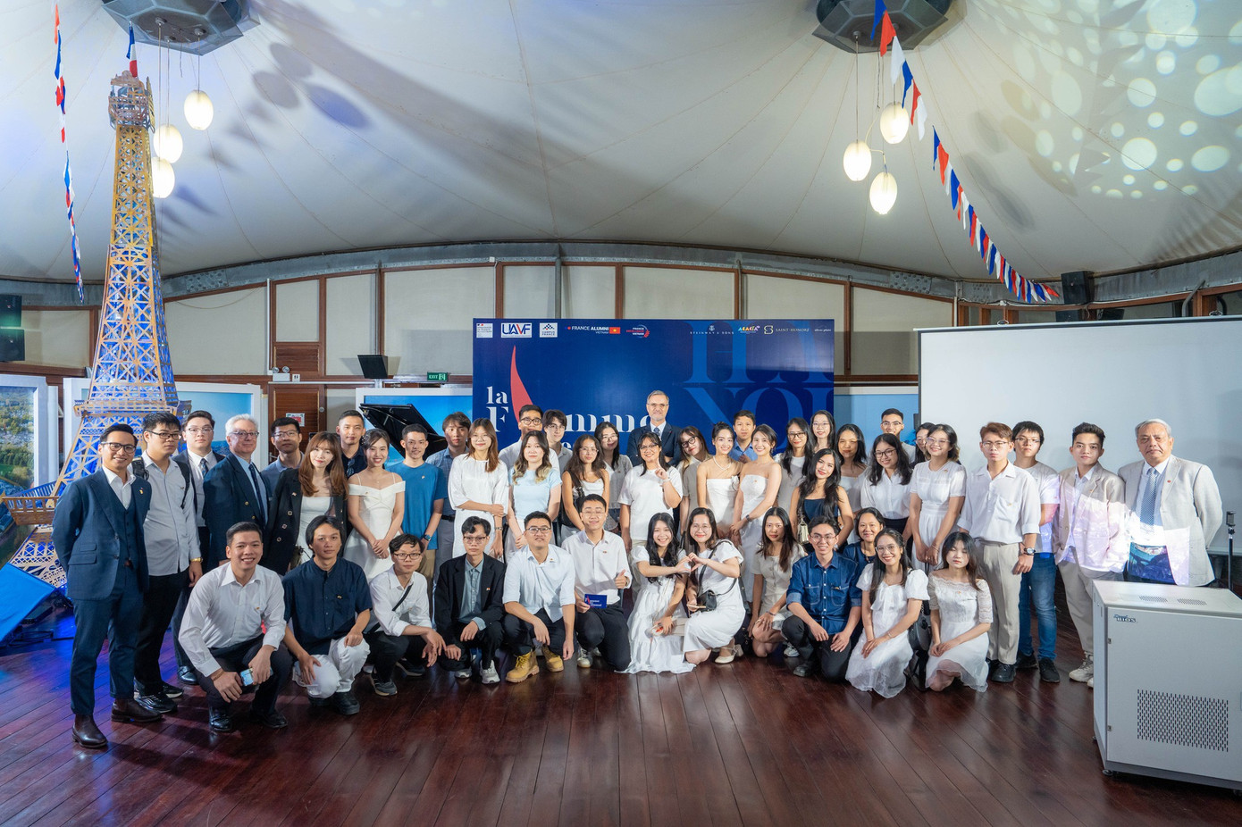 Chính nhờ trải nghiệm tham gia các cuộc thi của UEB đã giúp Hảo vẽ nên câu chuyện cuộc đời đại học – một câu chuyện quan trọng được mình đưa vào bài luận, giúp cô đạt được học bổng du học Thạc sĩ tại Pháp.