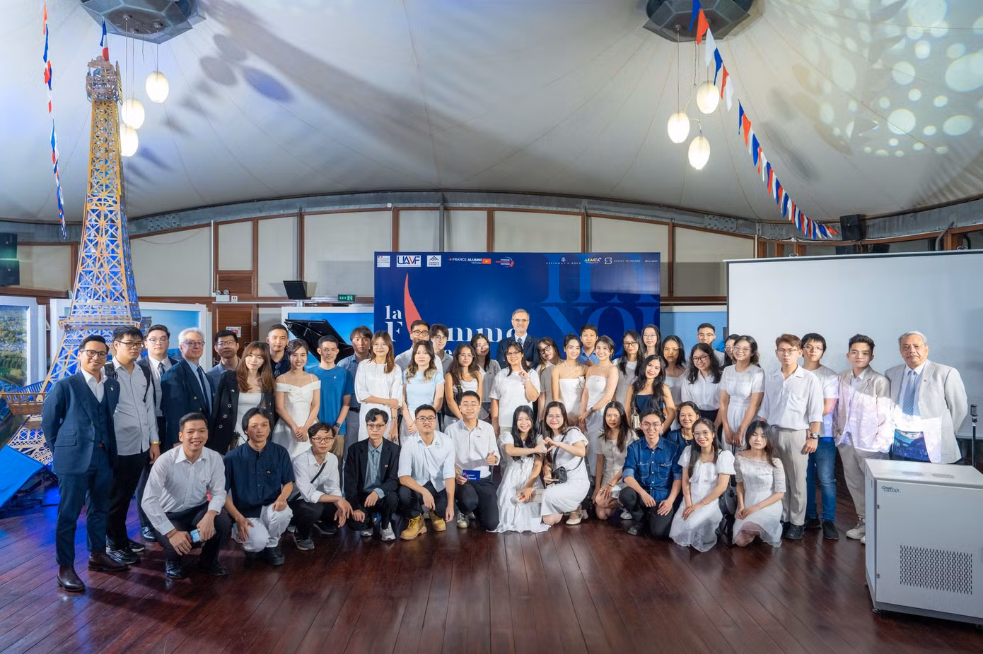 Chính nhờ trải nghiệm tham gia các cuộc thi của UEB đã giúp Hảo vẽ nên câu chuyện cuộc đời đại học – một câu chuyện quan trọng được mình đưa vào bài luận, giúp cô đạt được học bổng du học Thạc sĩ tại Pháp. Chính nhờ trải nghiệm tham gia các cuộc thi của UEB đã giúp Hảo vẽ nên câu chuyện cuộc đời đại học – một câu chuyện quan trọng được mình đưa vào bài luận, giúp cô đạt được học bổng du học Thạc sĩ tại Pháp.
