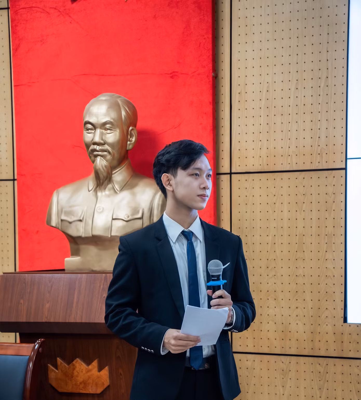 Việt Anh làm MC Chuỗi bài giảng Khoa học - Công nghệ &amp; Đời sống.