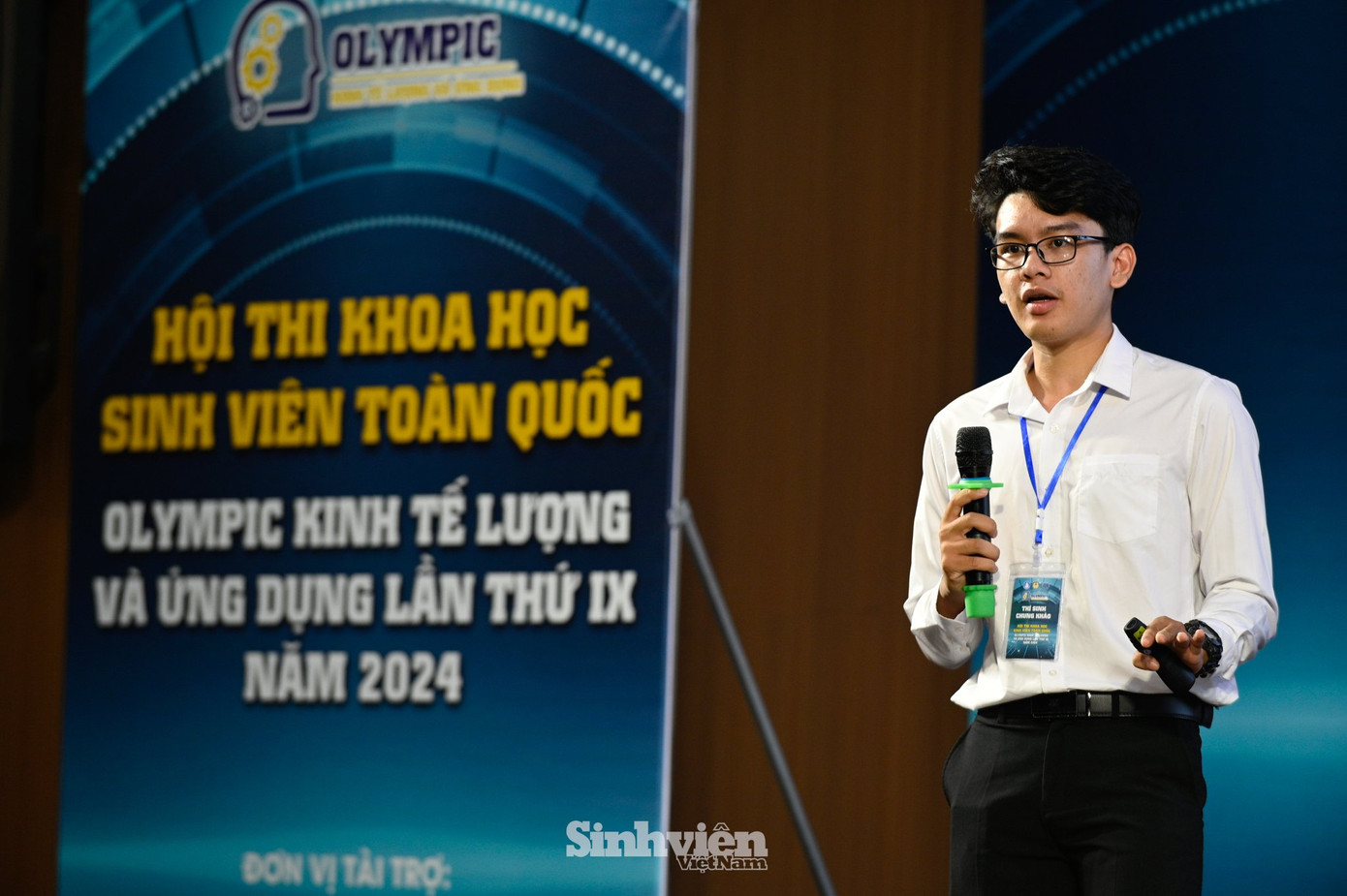 Gần 70% đề tài nghiên cứu được các bạn sinh viên thuyết trình bằng Tiếng Anh. Gần 70% đề tài nghiên cứu được các bạn sinh viên thuyết trình bằng Tiếng Anh.