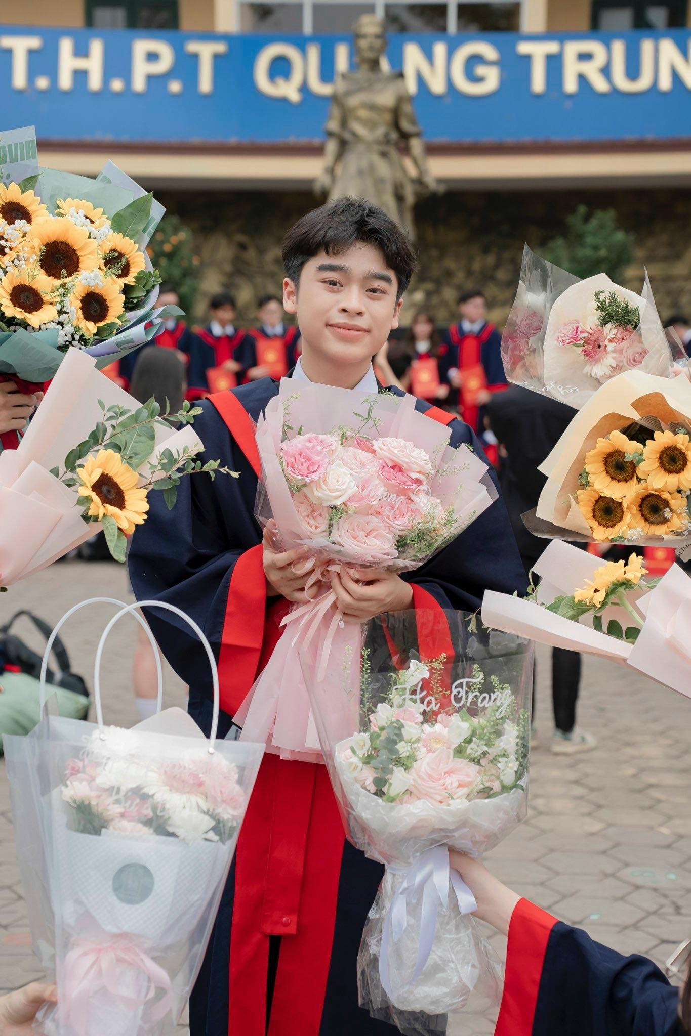 Cao Khương Duy (sinh năm 2006) là cựu học sinh lớp 12C11 - trường THPT Quang Trung (Thủy Nguyên, Hải Phòng). Cao Khương Duy (sinh năm 2006) là cựu học sinh lớp 12C11 - trường THPT Quang Trung (Thủy Nguyên, Hải Phòng).