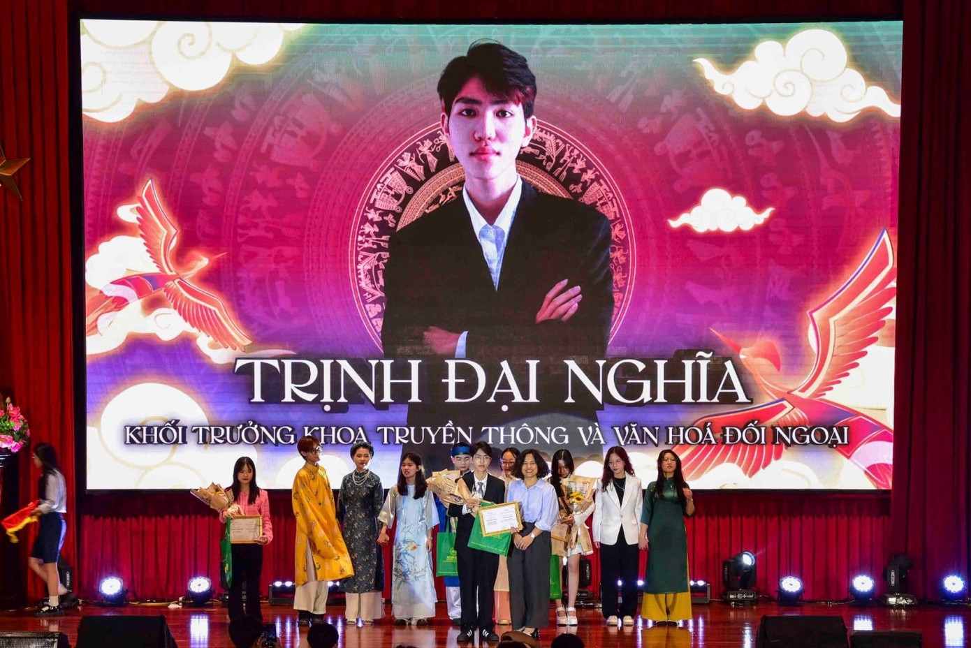 Khoảnh khắc đăng quang ngôi vị Khối trưởng của Trịnh Đại Nghĩa tại Đêm Chung kết DAV’s Leaders 2023. Khoảnh khắc đăng quang ngôi vị Khối trưởng của Trịnh Đại Nghĩa tại Đêm Chung kết DAV’s Leaders 2023.