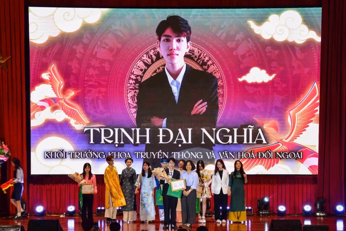 Khoảnh khắc đăng quang ngôi vị Khối trưởng của Trịnh Đại Nghĩa tại Đêm Chung kết DAV’s Leaders 2023.