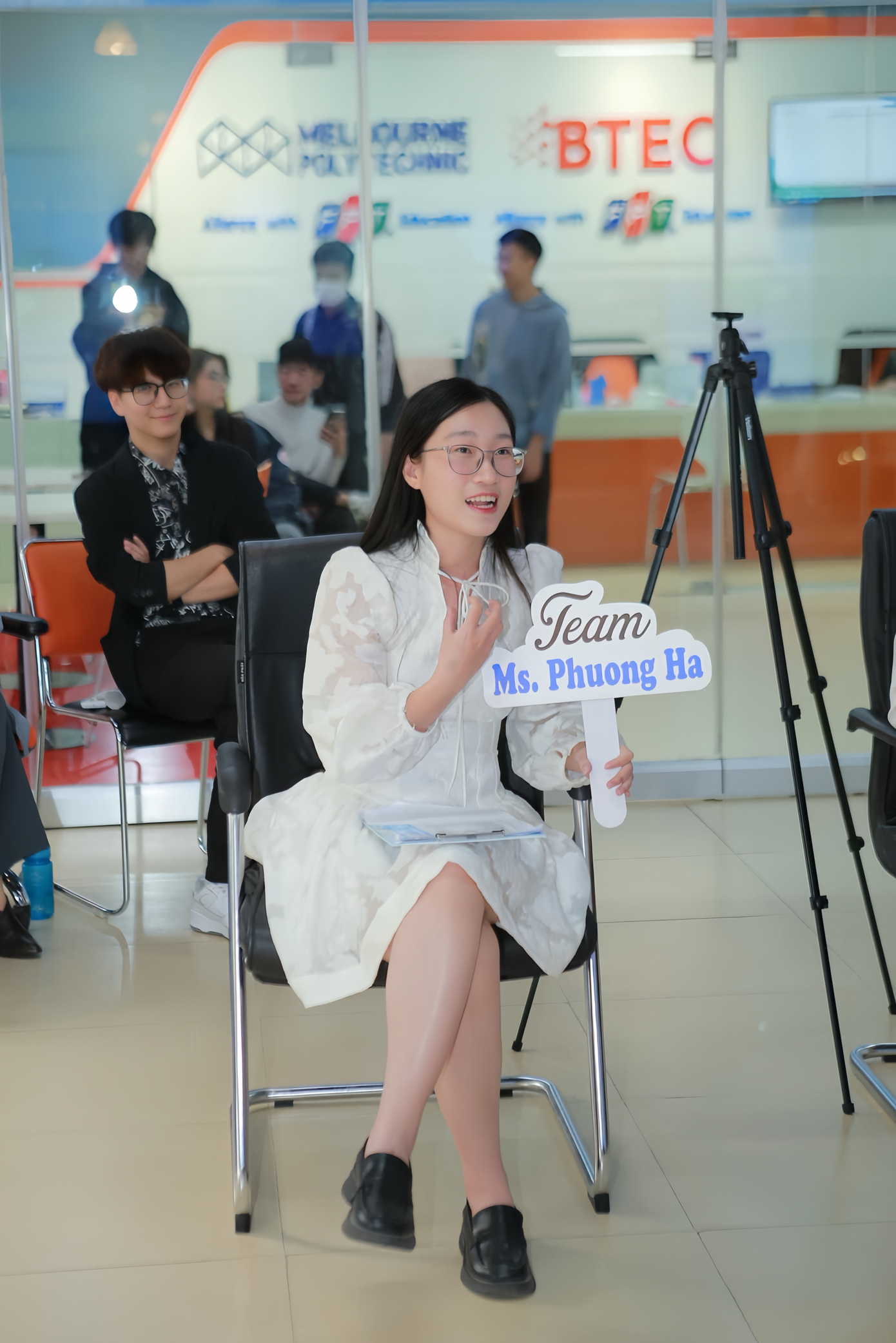 Phương Hà làm giám khảo cuộc thi hùng biện “Voice Battle” do Cao đẳng Anh quốc BTEC FPT tổ chức.