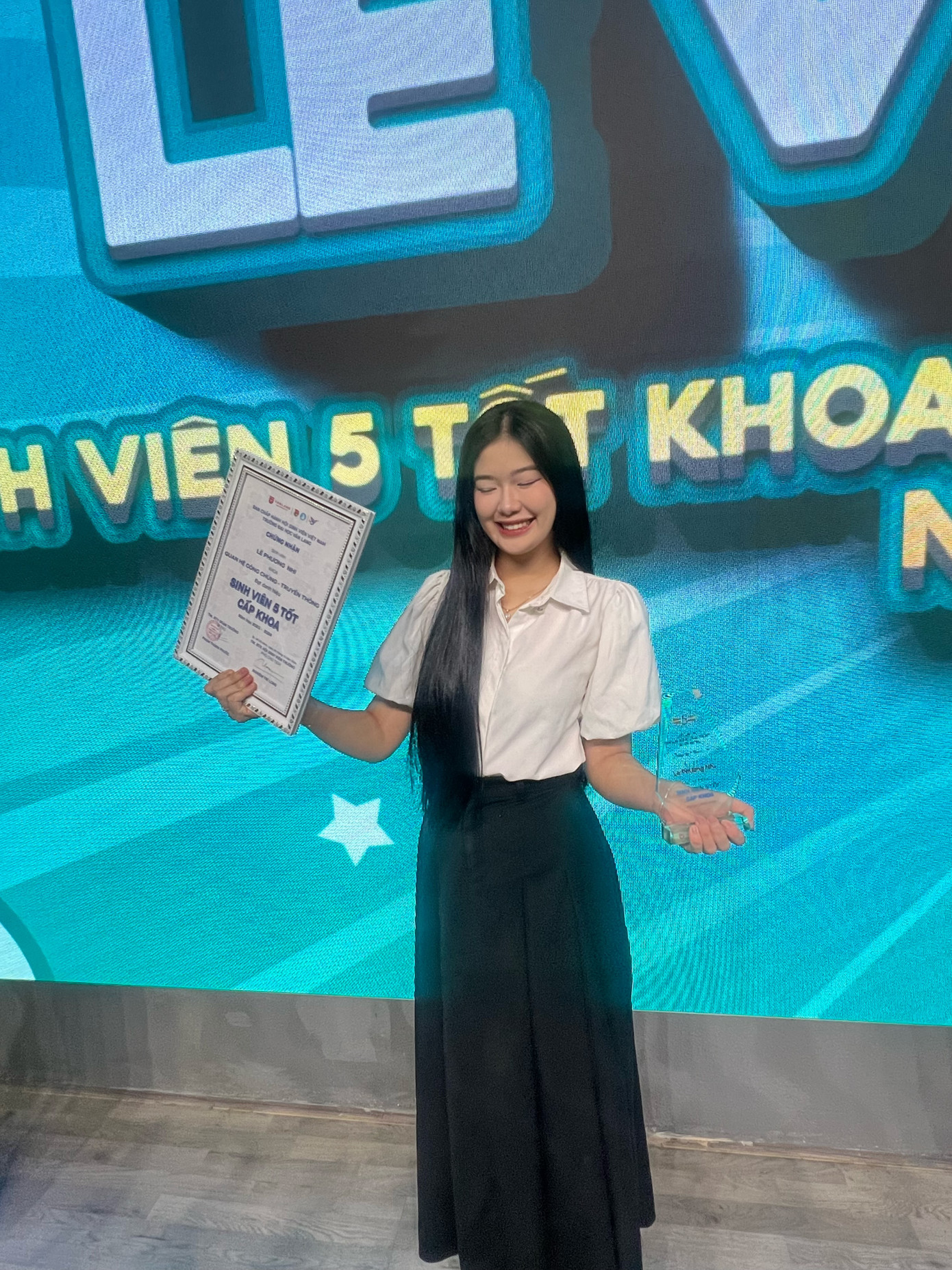 Phương Nhi nhận danh hiệu Sinh viên 5 tốt. Phương Nhi nhận danh hiệu Sinh viên 5 tốt.