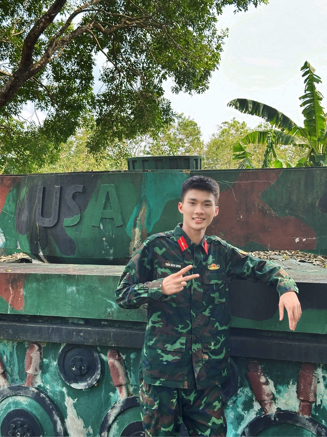 Minh Sơn khoác trên mình bộ quân phục và nhập vai nam chính trong bộ phim “Những ngôi sao lấp lánh" trên Kênh QPVN.