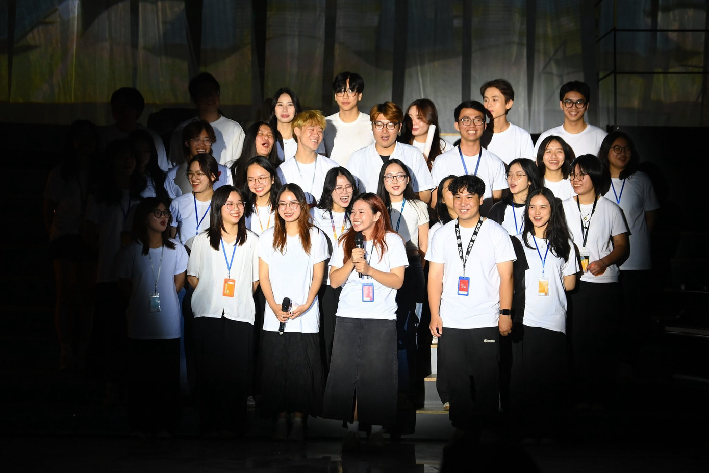 Hòa luôn nở nụ cười rạng rỡ dù có gặp khó khăn trên hành trình cống hiến.