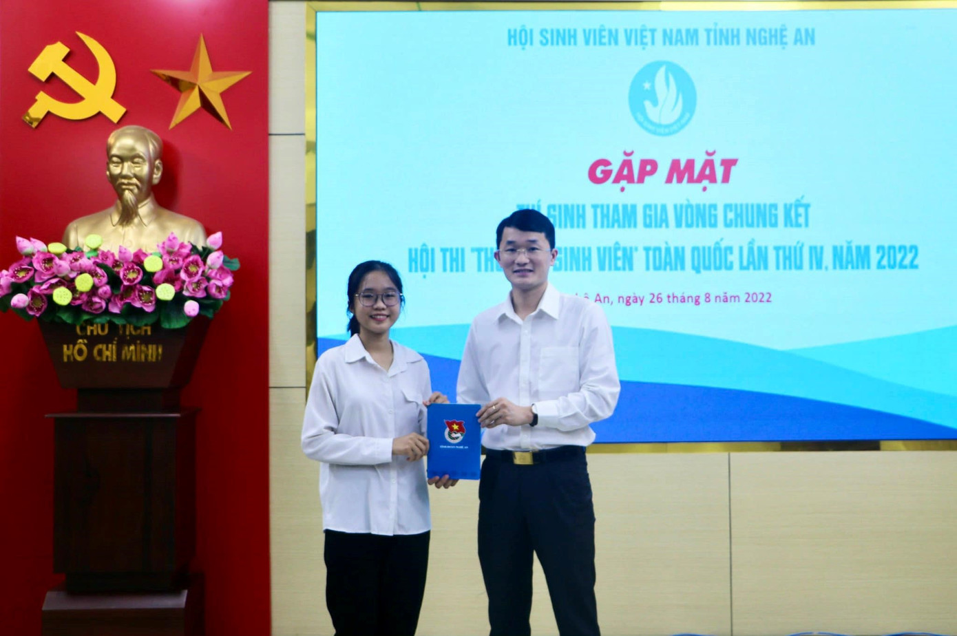 Sương Mai vinh dự được Phó Bí thư Tỉnh đoàn trao thưởng cho thí sinh đạt giải Nhất trong Hội thi Thủ lĩnh sinh viên cấp tỉnh được tổ chức thi bằng hình thức thuyết trình bằng song ngữ. Ảnh: NVCC