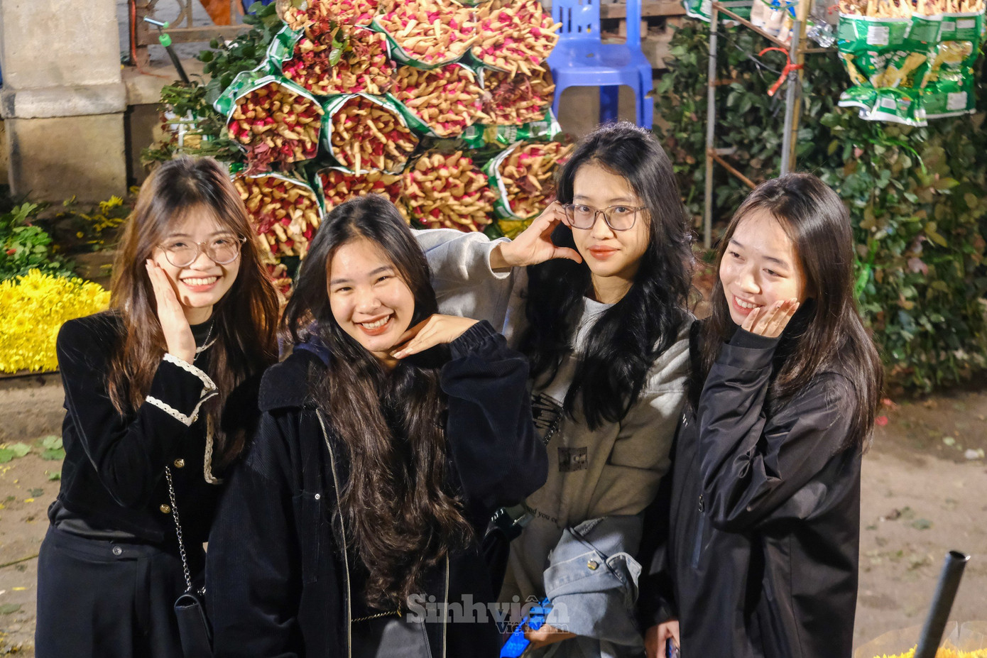 Nhiều bạn nữ tự tay lựa chọn hoa để tặng cho bản thân và bạn bè.