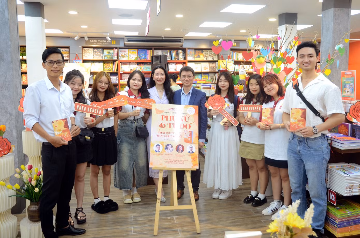 Các nữ sinh Trường Đại học Công nghệ Miền Đông – MIT University Vietnam tham dự chương trình chụp ảnh lưu niệm cùng tác giả và các khách mời.