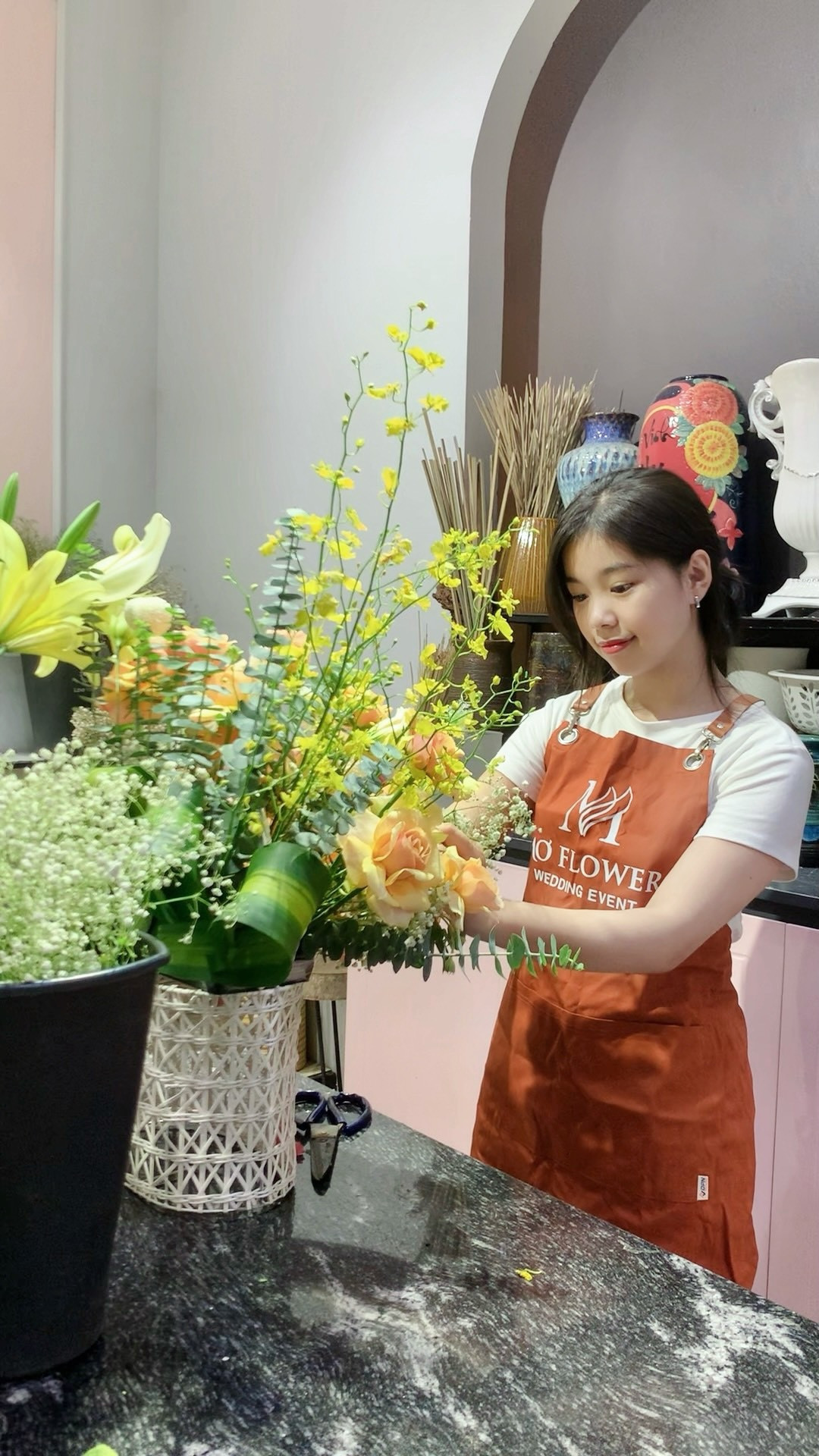 Hà Vi rất yêu thích công việc tại tiệm hoa.