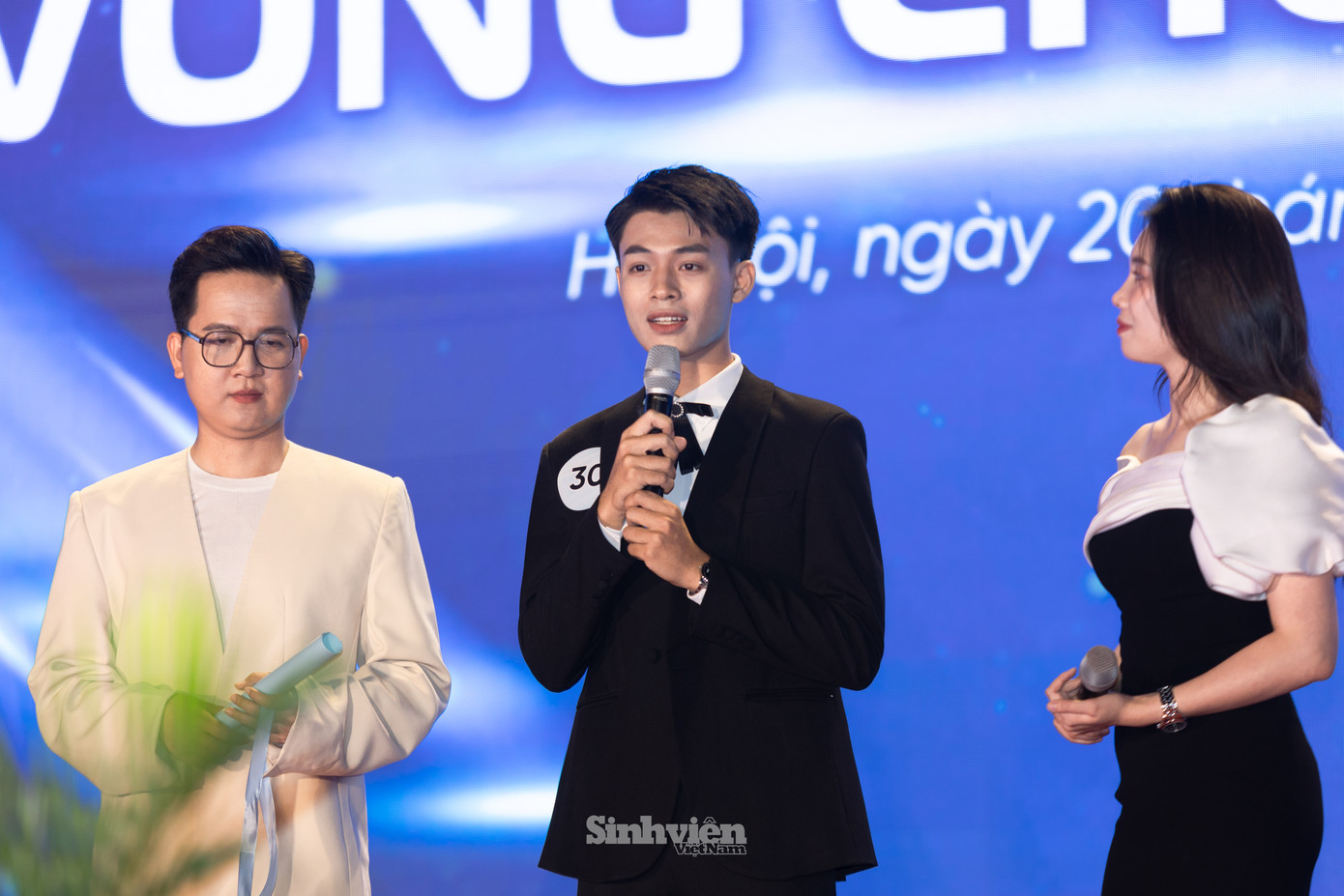 Tại phần thi ứng xử, các thí sinh tự tin, khéo léo xử lý tình huống và trả lời câu hỏi có chiều sâu, bám sát những vấn đề thực tế trong đời sống sinh viên.