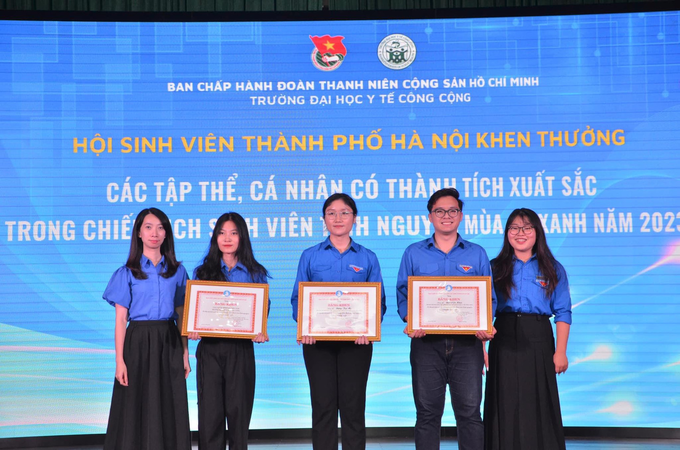 Đặng Trà My (ở giữa), vinh dự nhận bằng khen Sinh viên 5 Tốt cấp thành phố.