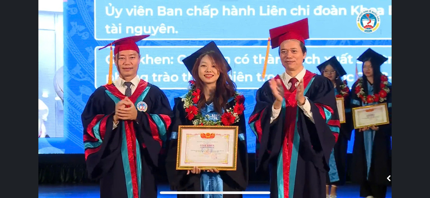 Kim Anh vinh dự khi trở thành thủ khoa chuyên ngành Kinh tế Nông nghiệp. Kim Anh vinh dự khi trở thành thủ khoa chuyên ngành Kinh tế Nông nghiệp.
