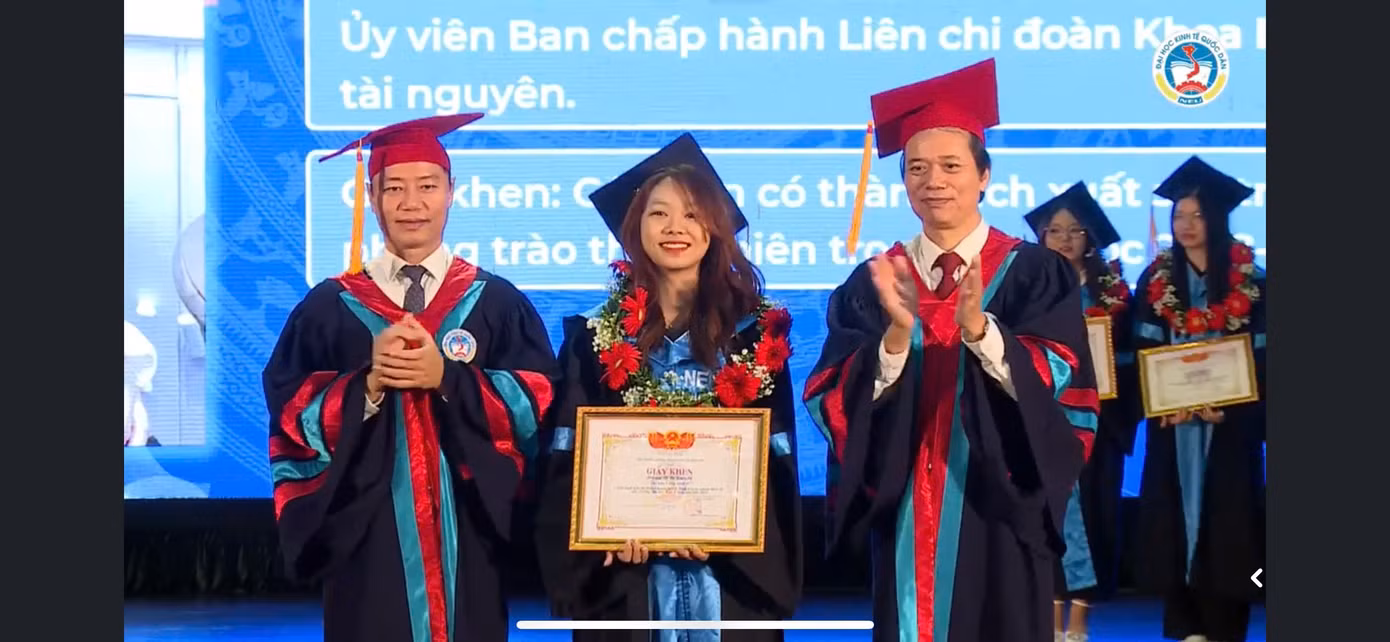 Kim Anh vinh dự khi trở thành thủ khoa chuyên ngành Kinh tế Nông nghiệp. Kim Anh vinh dự khi trở thành thủ khoa chuyên ngành Kinh tế Nông nghiệp.