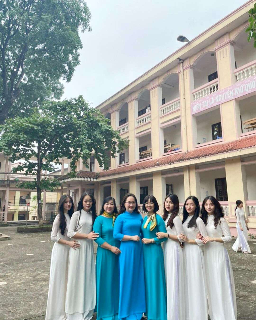 Hoàng Thị Hoài cùng cô giáo và các bạn trong lễ bế giảng. Hoàng Thị Hoài cùng cô giáo và các bạn trong lễ bế giảng.