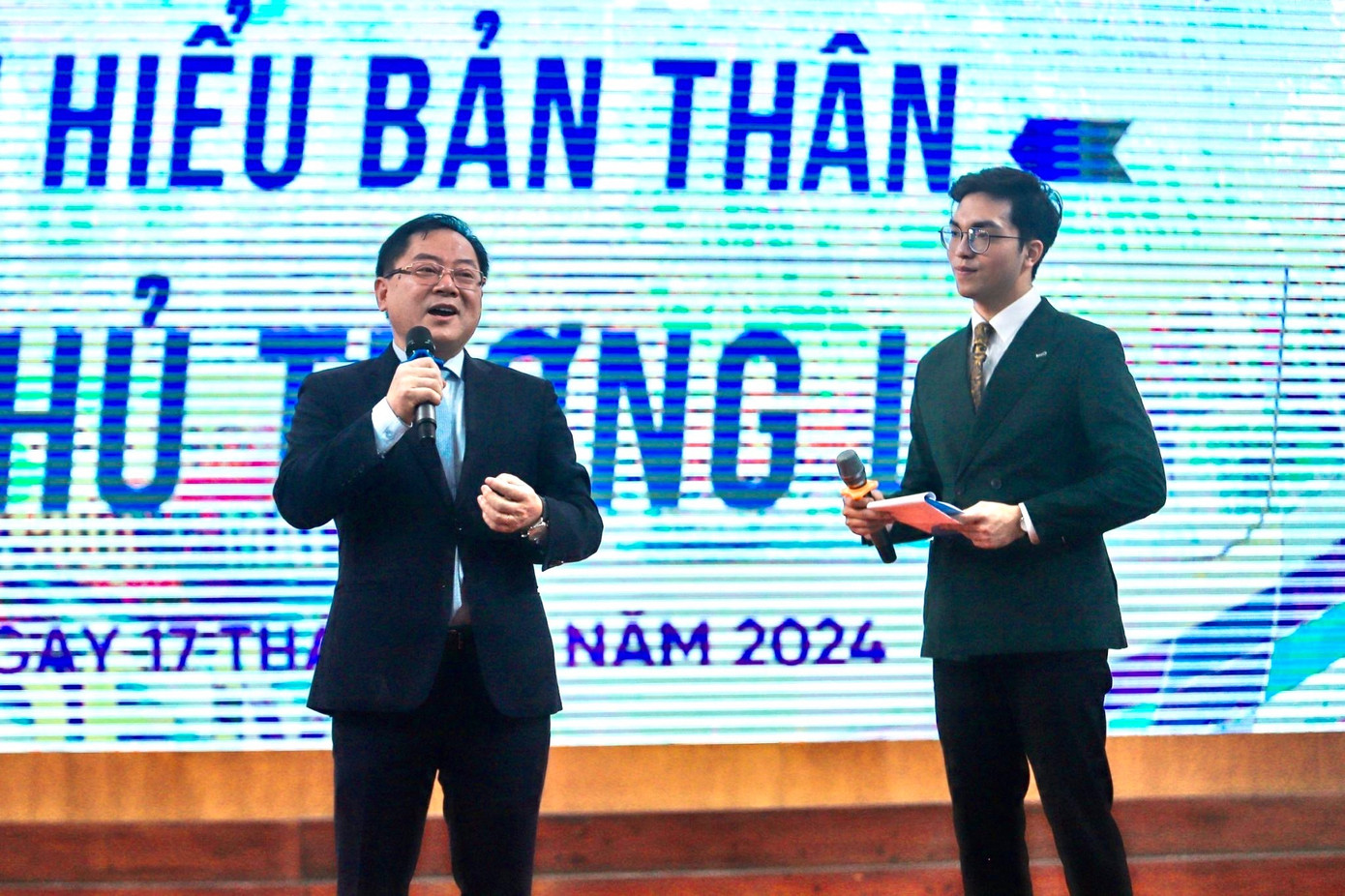 MC Xuân Hiếu (bên phải) dẫn sự kiện mang tên “Thấu hiểu bản thân, làm chủ tương lai” diễn ra tại Trường Đại học Thương Mại. MC Xuân Hiếu (bên phải) dẫn sự kiện mang tên “Thấu hiểu bản thân, làm chủ tương lai” diễn ra tại Trường Đại học Thương Mại.