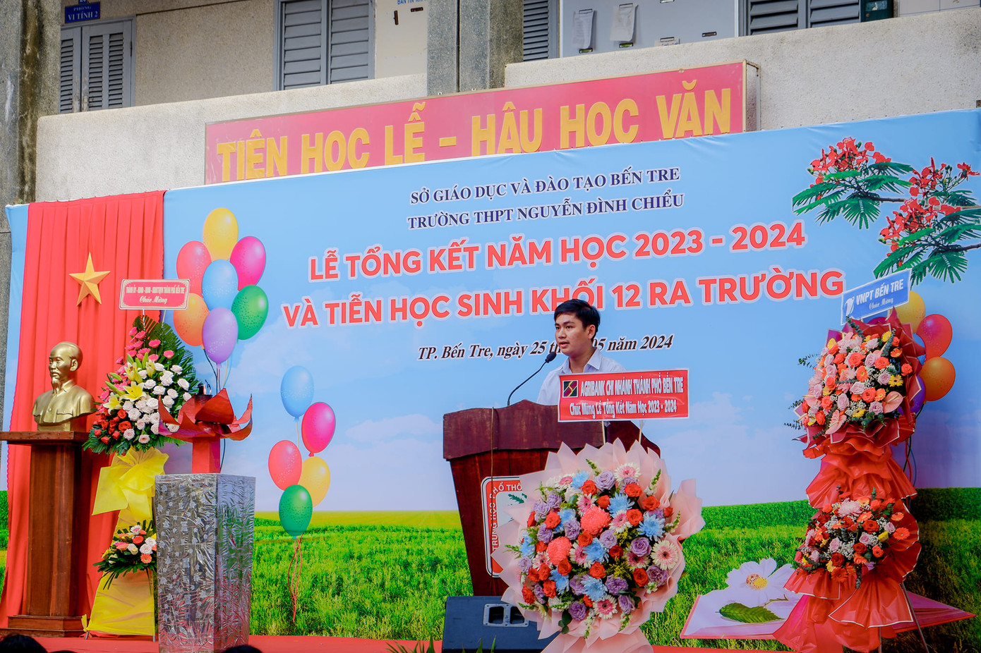 Sỹ phát biểu trong lễ trưởng thành niên khóa 2021-2024 của trường.