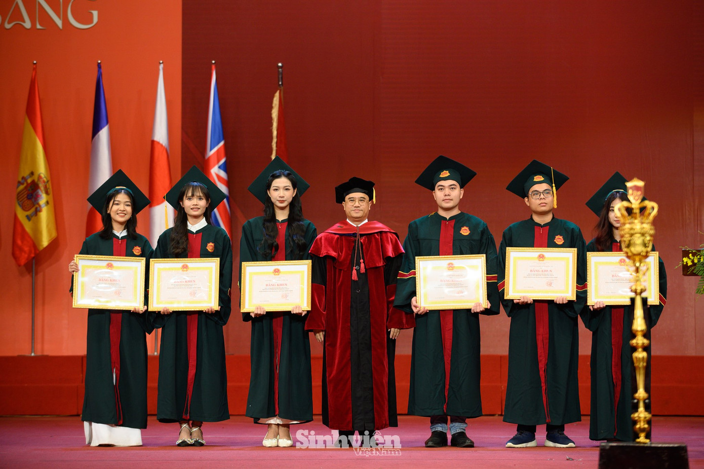 PGS.TS Nguyễn Trúc Lê, Bí thư đảng ủy, Chủ tịch Hội đồng trường trao Bằng khen của Giám đốc ĐHQGHN cho sinh viên tốt nghiệp thủ khoa loại xuất sắc.