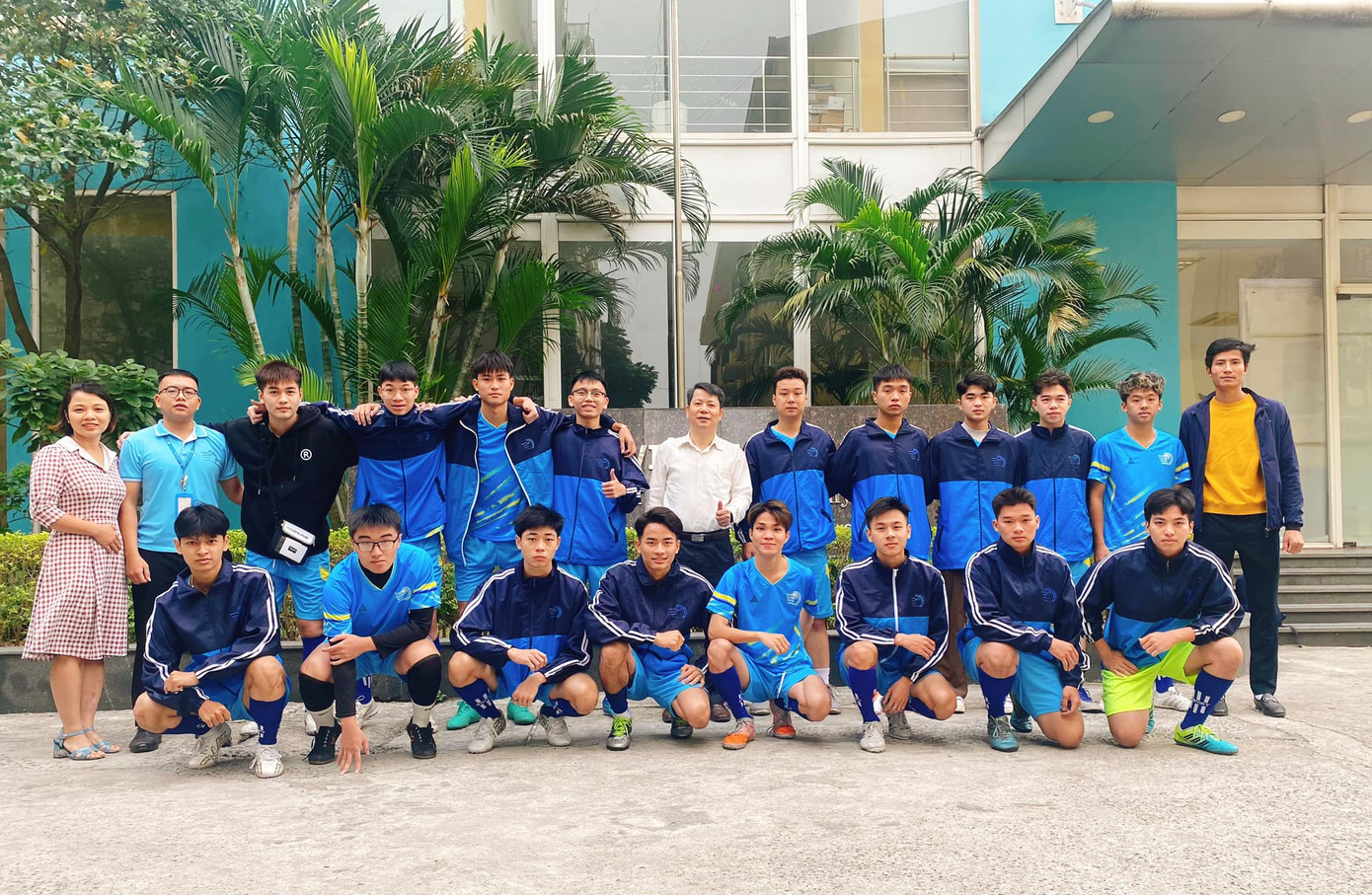 Các nam sinh viên Học viện Phụ nữ Việt Nam tham gia giải đấu bóng đá.