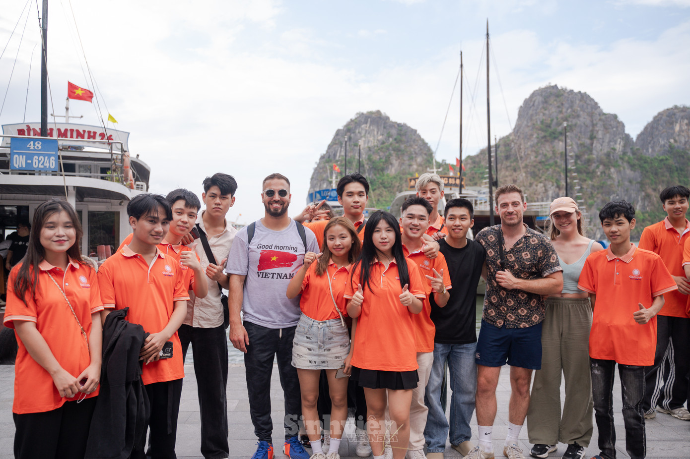 Tân sinh viên K18 khoa Du lịch giao lưu cùng du khách quốc tế.